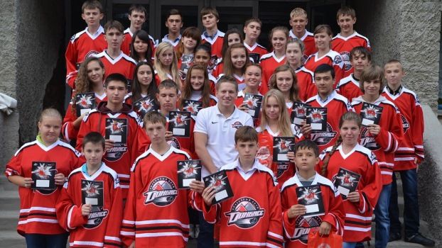 Хокеїсти "Донбасу" відвідали школи Тореза і Костянтинівки